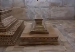 Tiêu đề:
Taj Mahal Security Breach: Video Surfaces Showing Unauthorized Access to Shah Jahan and Mumtaz Mahal's Tombs