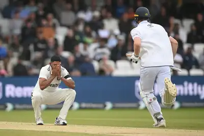 Mohammed Siraj watches England build their lead