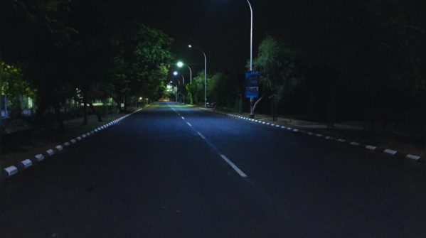 A road in Delhi haunted by a woman in a white saree