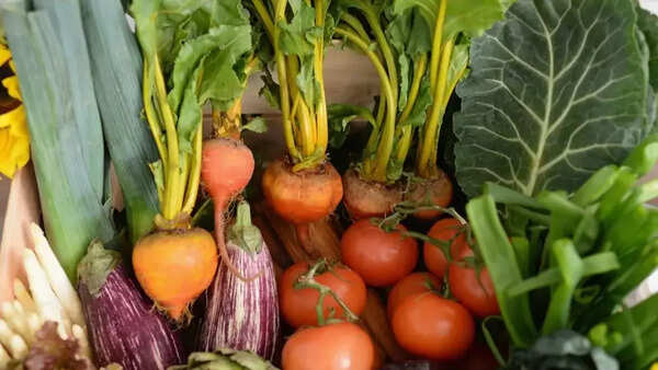 A colorful and nutritious raw vegan meal